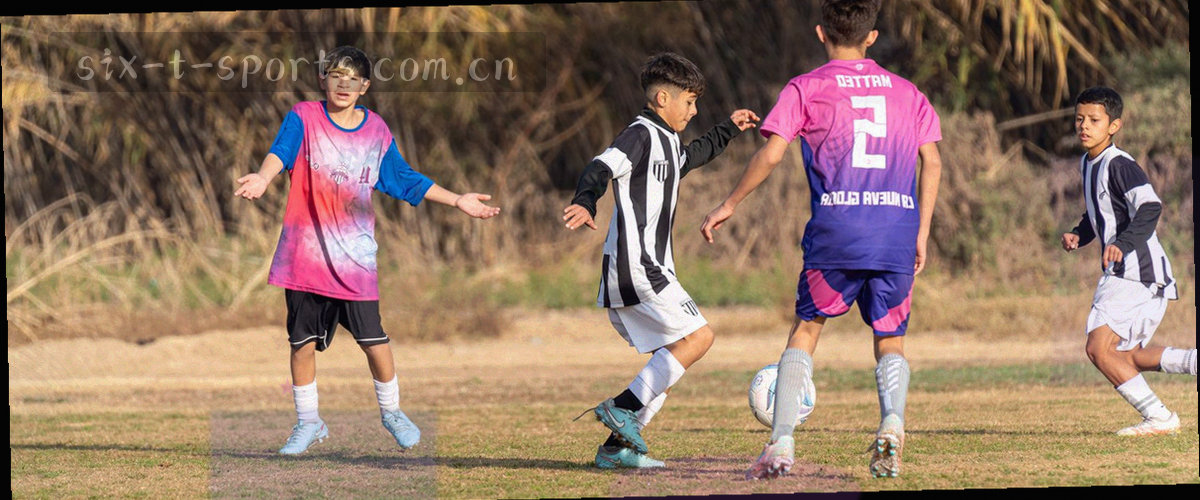 深色背景上的金色渐变折线，节点带微光